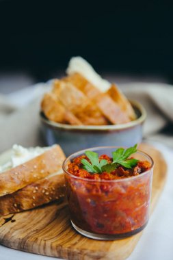 Ajvar, biber Mousse, ekmek dilimleri ile cam servis