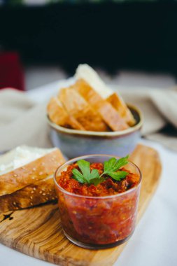 Ajvar, biber Mousse, ekmek dilimleri ile cam servis