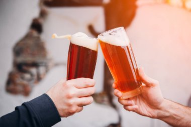 soğuk bira ile gözlük clinking insanların kırpılmış atış, arkadan aydınlatmalı