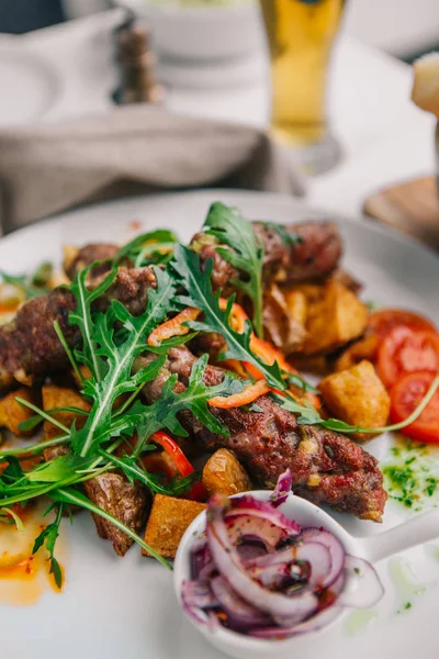 Lezzetli yemek yakın. Patates ve salata ile et. Cevapi
