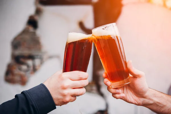 Bijgesneden Schot Van Mensen Geproost Glazen Met Koud Bier Backlit — Stockfoto