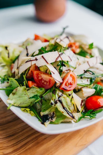 Nahaufnahme Von Köstlichem Salat Mit Tomaten Und Käse Auf Weißem — Stockfoto