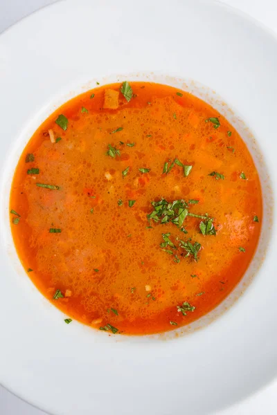 Вид Сверху Белую Тарелку Вкусным Томатным Супом — стоковое фото