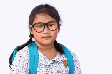 Kızın gülümseme ve komik surat ve çanta hazır olun okul ve kopya alanı için beyaz zemin üzerine gidin