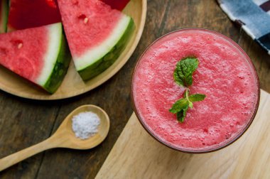 ahşap masa karpuz smoothie meyve, tatlı meyve yaz sağlıklı beslenme için tarih içer