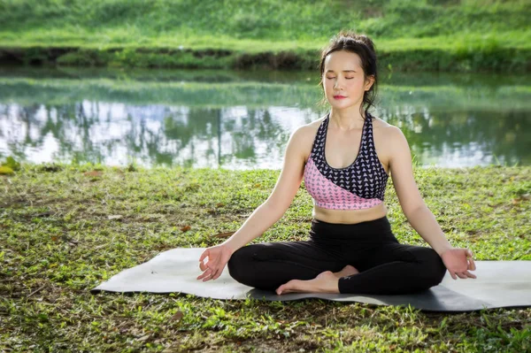 Молодая Женщина Практикует Йогу Укрепить Форму Медитации Силы Утром Середине — стоковое фото