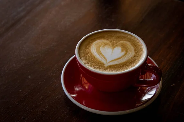 Amor Café Xícara Vermelho Café Escuro Mesa Escura Madeira — Fotografia de Stock