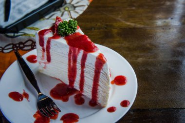 ahşap masa kafede, tatlı tasy pasta çilekli krep pasta