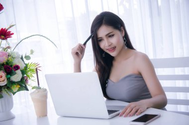 Kızın çalışma üstünde defter, laptop odaya kullanarak Workingwoman akıllı