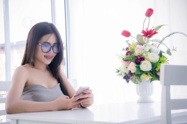 Akıllı kız çalışma, gülümseme ve zamanlı çalışma gülüyor laptop ve mutlu zaman kullanıyor, workingwomen mi online satış iş hakkında