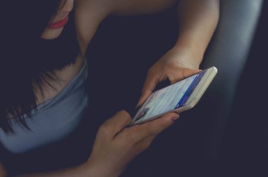 kız sosyal smartphone, cep seyir oynuyor