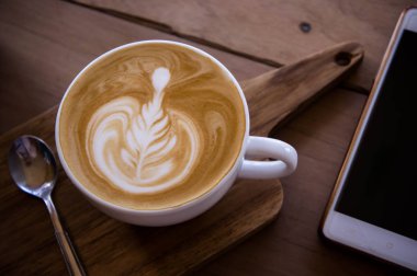 ahşap masa relaxtime kafe kafede kahve aroması latte sanat Kupası