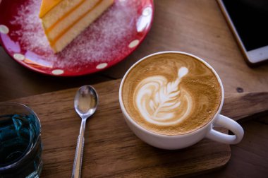 kahve aroması latte sanat ve ahşap masa relaxtime kafe kafede lezzetli Noel kek