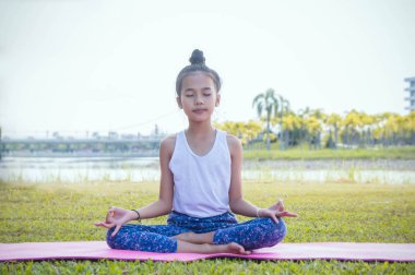 Yoga meditasyon uygulaması, kızın pratik yaga gün Doğa Park