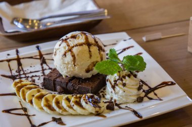 dondurma vanila ve çikolata soslu muzlu tatlı