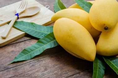 ahşap masa yaz tatlı sarı mango meyve