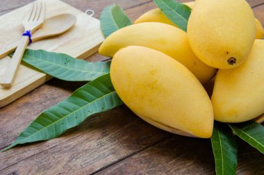 ahşap masa yaz tatlı sarı mango meyve