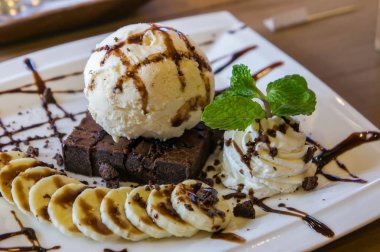 dondurma vanila ve çikolata soslu muzlu tatlı