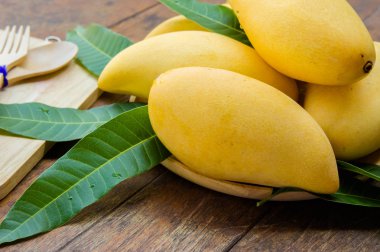 ahşap masa yaz tatlı sarı mango meyve