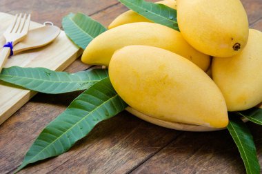 ahşap masa yaz tatlı sarı mango meyve