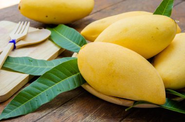 ahşap masa yaz tatlı sarı mango meyve