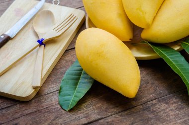 ahşap masa yaz tatlı sarı mango meyve