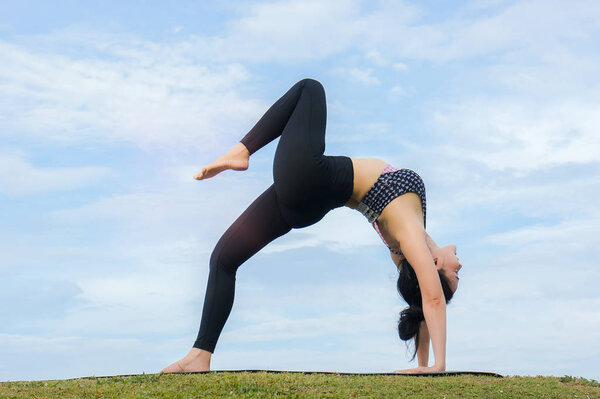 Девушка йоги В утреннее время Укрепление концентрации кожи, здоровья и хорошего здоровья является хорошим упражнением
