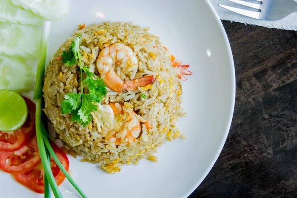 Smažená Rýže Krevetami Bílé Misce Dřevo Stůl Stylu Thajské Potravin — Stock fotografie