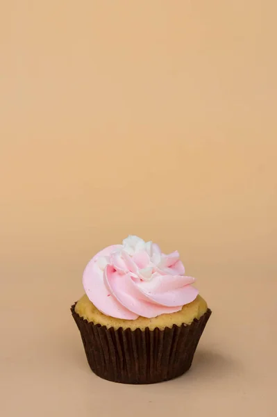 Süße Tasse Kuchen Dessert Auf Gelbem Hintergrund Und Kopierraum — Stockfoto