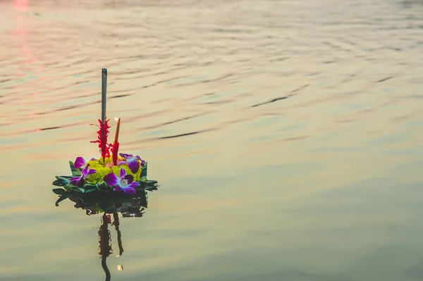 Loykratong Festival Natuurlijke Uitvindingen Zweven Rivier Tijdens Het Festival Thailand — Stockfoto