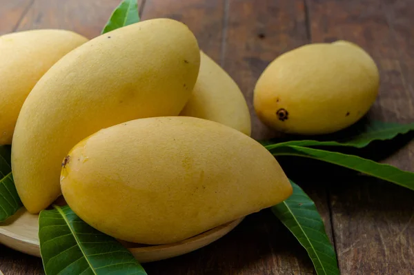 Sweet Yellow Mango Fruit Wood Table Ready Eat Healthy Fruit — Stock Photo, Image