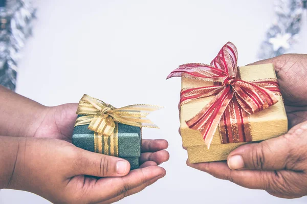 Dando Caja Regalo Con Las Manos Días Especiales Para Persona — Foto de Stock