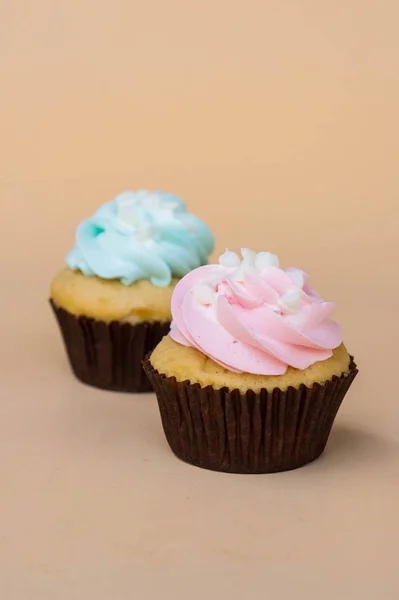 Süße Tasse Kuchen Dessert Auf Gelbem Hintergrund Und Kopierraum — Stockfoto