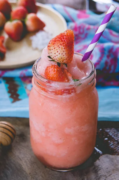 Aardbei Smoothie Sap Topping Honing Lekker Voor Zomer Houten Tafel — Stockfoto