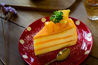 turuncu meyve kek ahşap masa, lezzetli pasta Portakal sosu üzerine