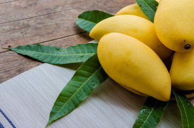 ahşap masa yaz tatlı sarı mango meyve