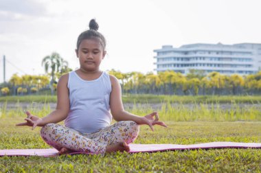 Park Strengthens konsantrasyon ve sağlık kızın pratik yoga, Yoga çocuk için iyi eğlenceler çocuklar için meditasyon faaliyetleri