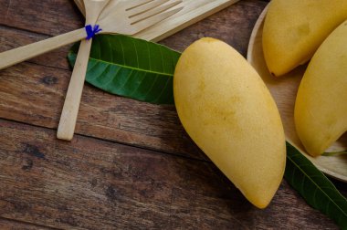 ahşap masa, yaz için sağlıklı, meyve yemeye hazır tatlı sarı mango meyve
