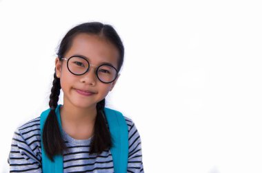 Asyalı kız'ın gülümseme ve mutlu ve hazır omuz çantası beyaz zemin üzerine okula gitmek