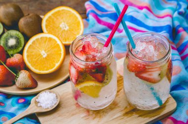 çilek ve meyve tatlı soda içmek için sağlık üzerine yaz