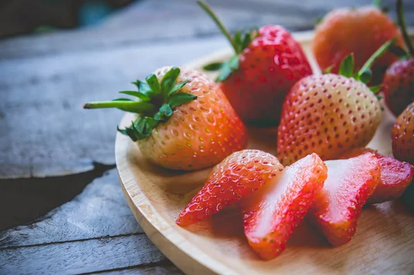 木製テーブルで 健康のためのフルーツのイチゴ果実の部分 — ストック写真