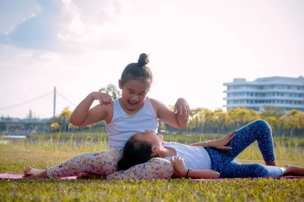 Hermana Amistad Dos Niña Feliz Risa Tiempo Brillante Parque Tener — Foto de Stock