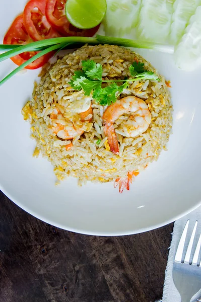 Smažená Rýže Krevetami Bílé Misce Dřevo Stůl Stylu Thajské Potravin — Stock fotografie