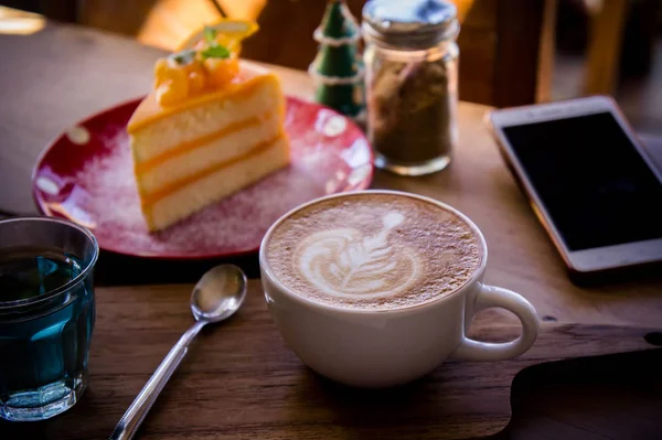 Café Aroma Latte Copo Arte Saboroso Bolo Natal Mesa Madeira — Fotografia de Stock