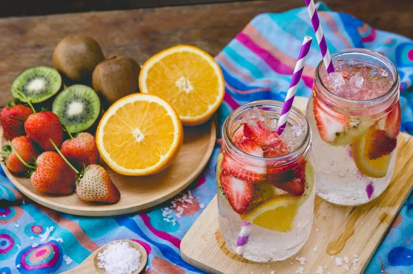 Çilek Meyve Tatlı Soda Içmek Için Sağlık Üzerine Yaz — Stok fotoğraf