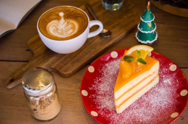 Turuncu meyve lezzetli kek üzerine kırmızı Noel patt yemek yemeye hazır için