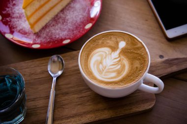 kahve aroması latte sanat ve ahşap masa relaxtime kafe kafede lezzetli Noel kek