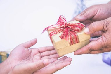 özel kişi ve kopya alanı arka planı için özel günlerde hediye kutusu ile el veren