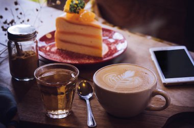 Kağıt kahve fincanı ve lezzetli kek ahşap masa ve boş fikirler, kahve zaman iş bekliyor