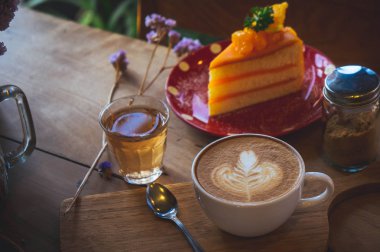 kahve aroması ve lezzetli kek meyve cafe kahvehane vintage tarzı ahşap tablo